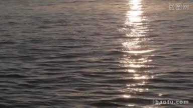 黎明时平静的水面反射着阳光